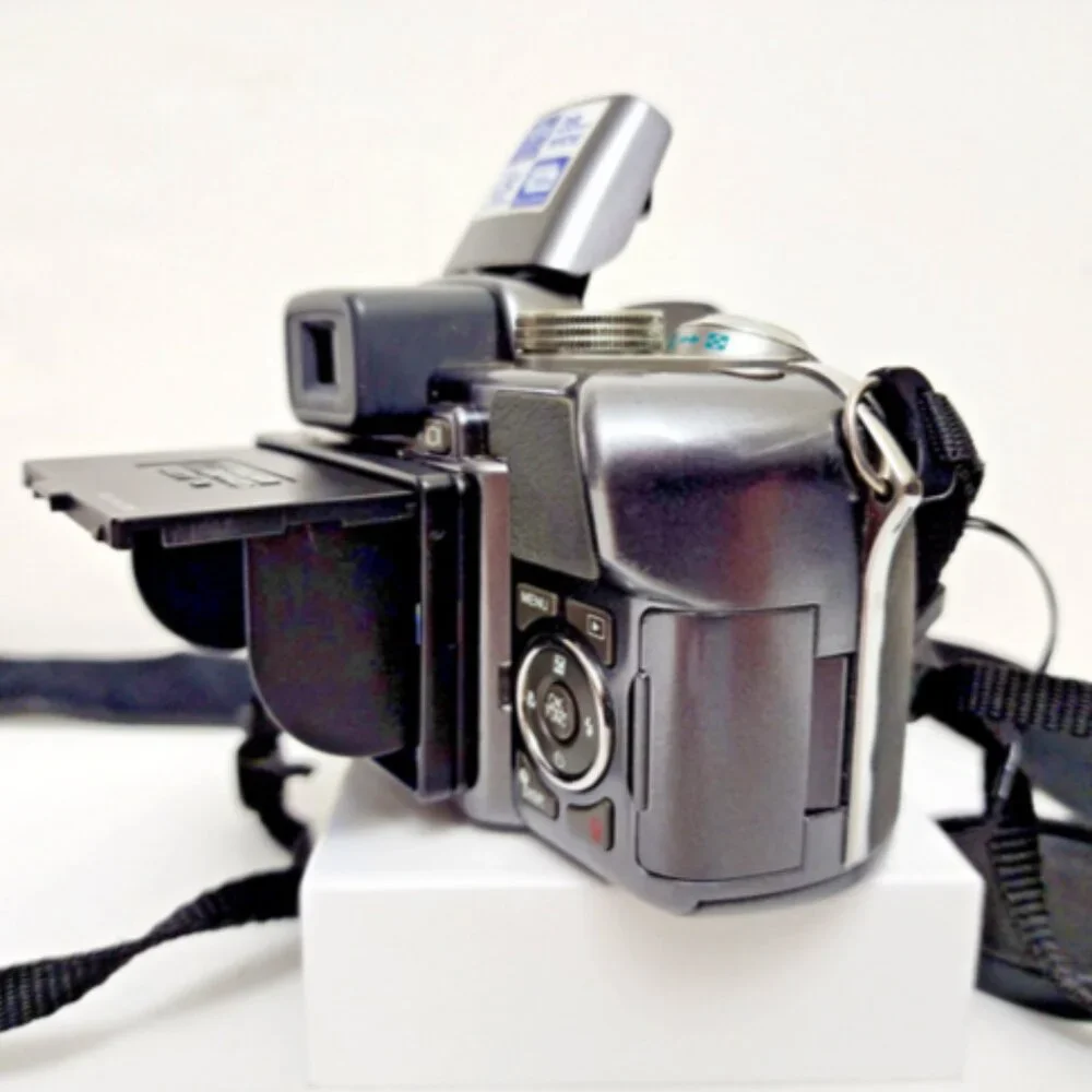 OLYMPUS SP-550UZ Digital Camera 7.1MP 28mm Wide Angle 18x OptZoom & Case…